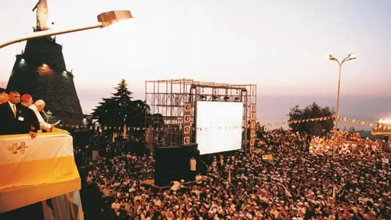 من “اهدموا جدران الخوف” إلى السلام… هل يتحقق شعار البابا لاوون؟ 4 باباوات زاروا لبنان وكل زيارة مرآة لزمنها