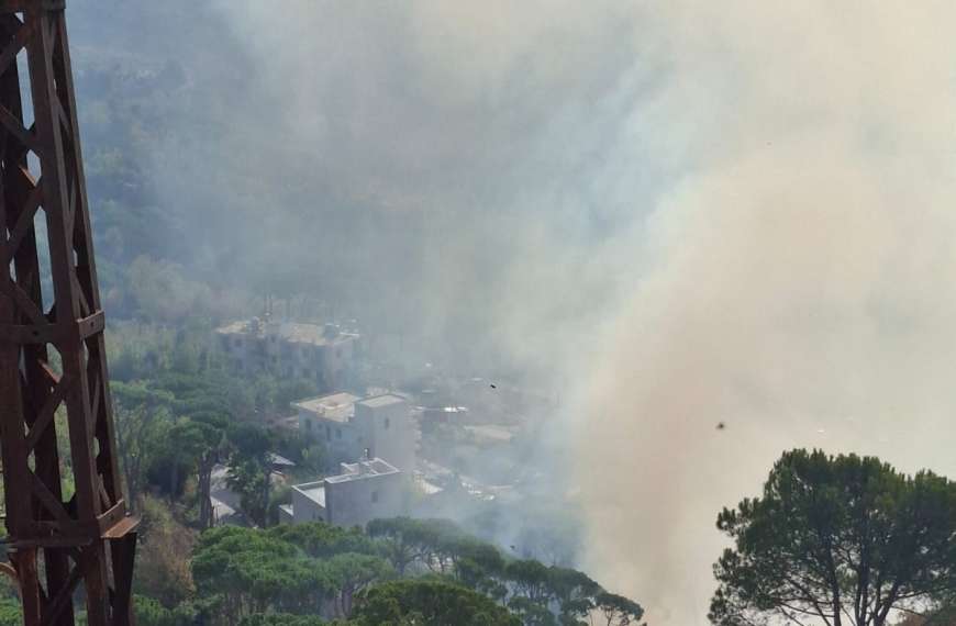 بالصورة – حريق كبير في احراج بدنايل يقترب…