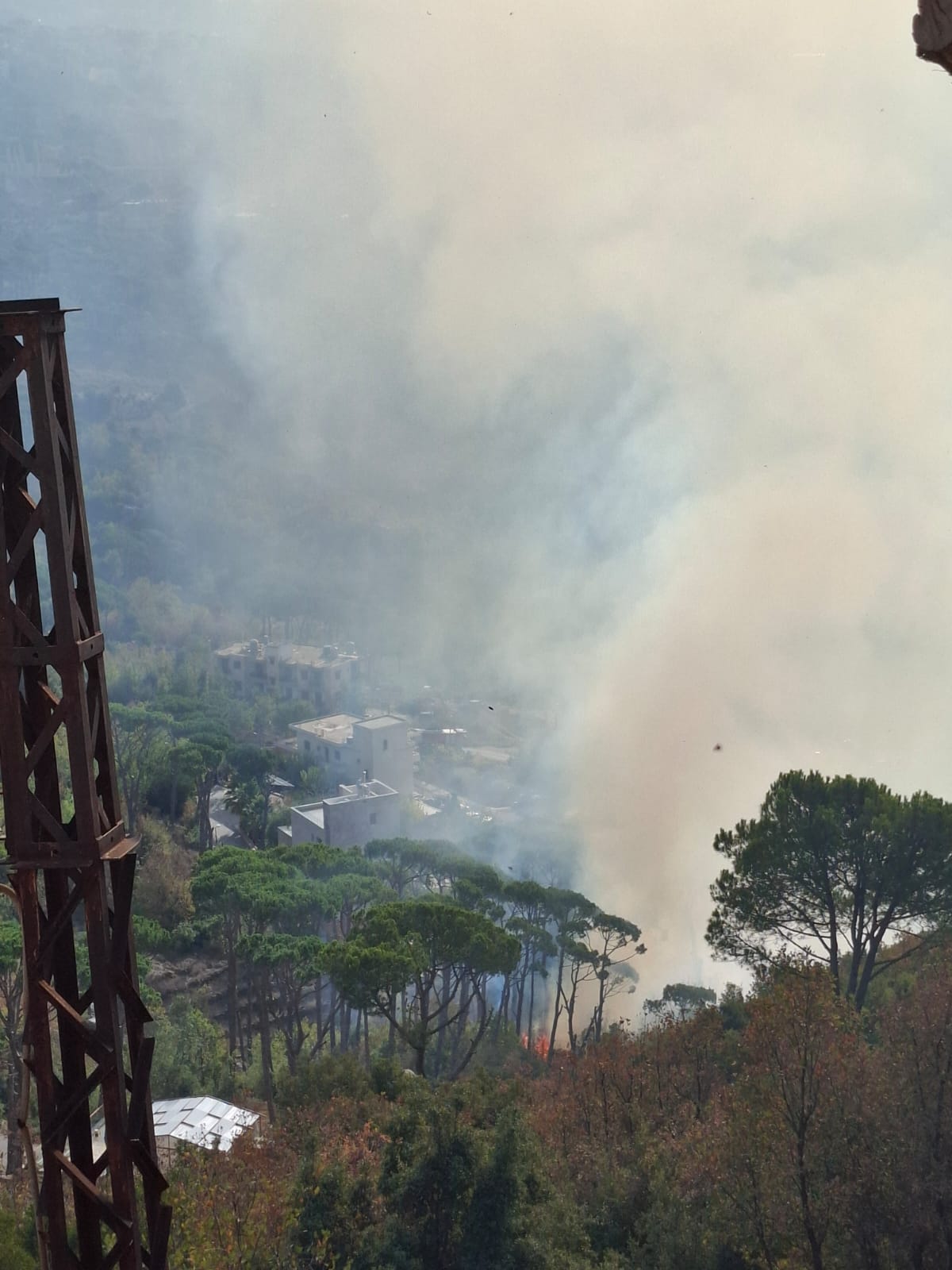 بالصورة – حريق كبير في احراج بدنايل يقترب من المنازل