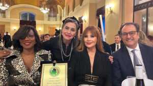 تكريم النجمة كارول سماحة في باريس بحضور وزير…