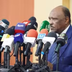 ارتباك سوداني.. وزير الخارجية يكشف الفوضى بقراءة ورقة خاطئة