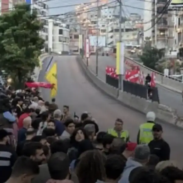 ترحيب على الطريق… البابا يعبر بين صفوف “كشافة…