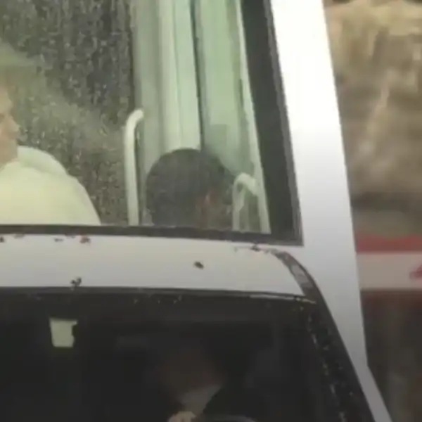 وصول البابا لاوون الرابع عشر مستقلّاً سيارة “الباباموبيلي”…