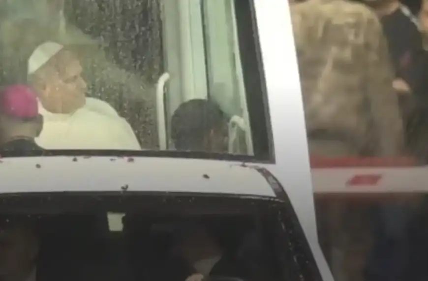 وصول البابا لاوون الرابع عشر مستقلّاً سيارة “الباباموبيلي” إلى القصر الجمهوري