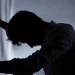 خاص- حين يصمت الشابّ… وتهبّ الحياةُ هزيمة: ارتفاع الانتحارات في لبنان من ٢٠١٩ حتى ٢٠٢٥