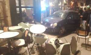 بالصورة- سيارة اقتحمت مقهى في زحلة…