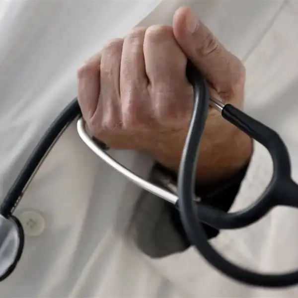 طبيب متورط ببيع الأطفال!