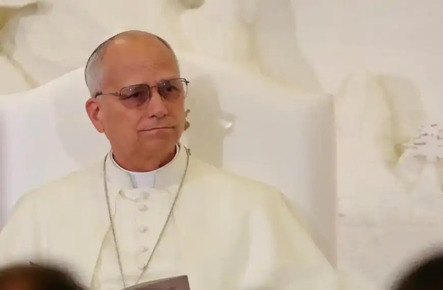 البابا يغادر القصر