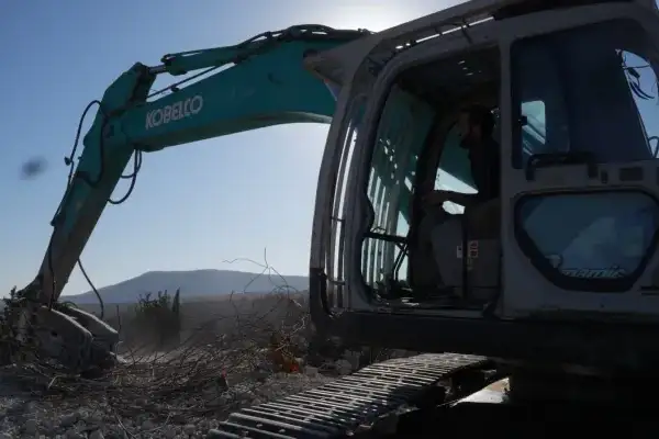 إزالة الركام في الجنوب: مهنة حربٍ تهدّدها إسرائيل