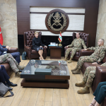 قائد الجيش عرض مع وفد فرنسي تطبيق اتفاق وقف الأعمال العدائية