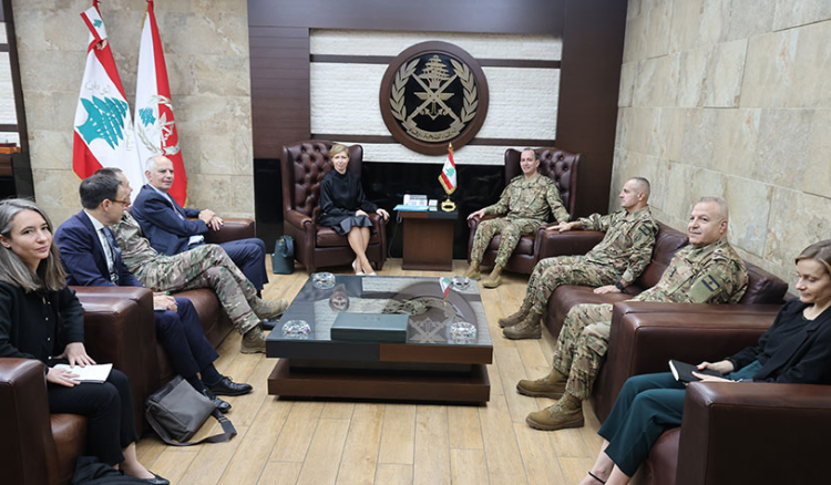 قائد الجيش عرض مع وفد فرنسي تطبيق اتفاق وقف الأعمال العدائية