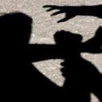 بالفيديو- في شتورا، شاب يعتدي على رجل مسنّ وزوجته على خلفيّة 20$ ممزّقة