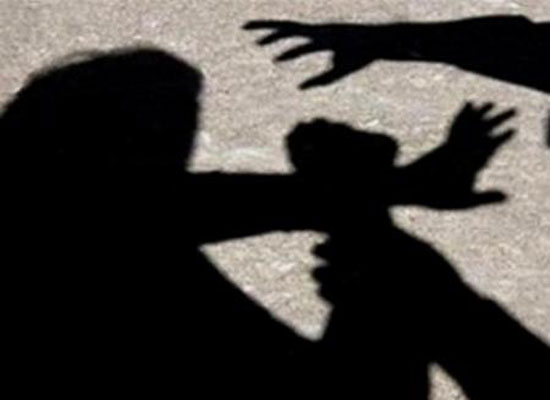 بالفيديو- في شتورا، شاب يعتدي على رجل مسنّ وزوجته على خلفيّة 20$ ممزّقة