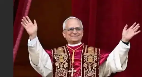 البابا لاوون الرابع عشر وقّع على الكتاب الذهبي…