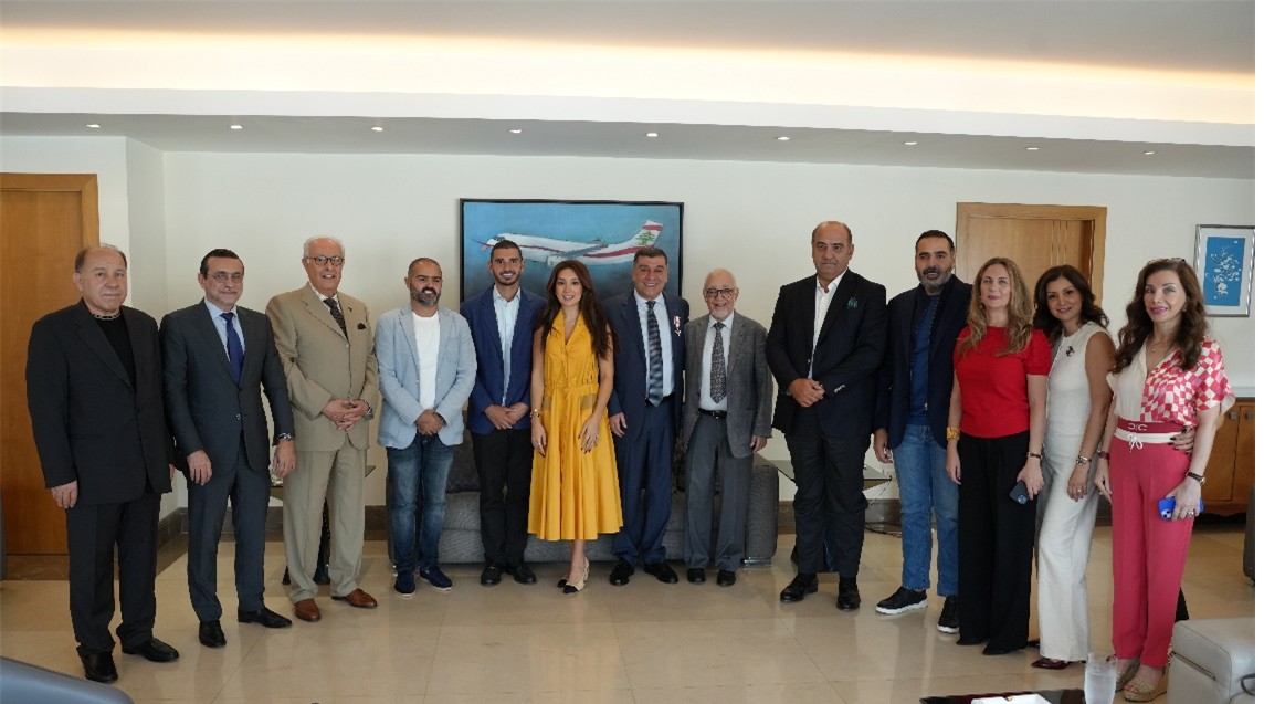 تقليد الحوت وسام الاستحقاق برتبة ضابط من “فرسان…