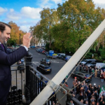 الشيباني رفع العلم السوري فوق السفارة في لندن