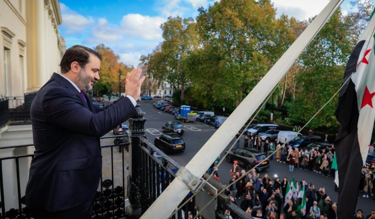 الشيباني رفع العلم السوري فوق السفارة في لندن