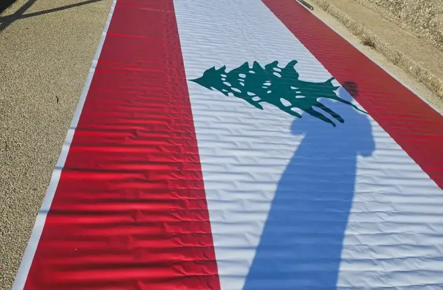 التحضير لرفع العلم اللبناني على واجهة سدّ القرعون