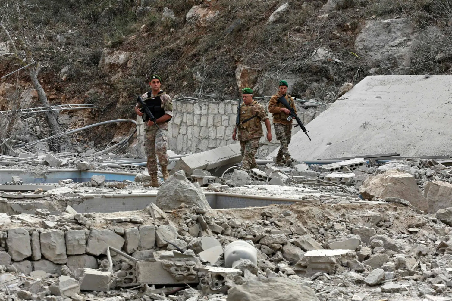 لبنان أمام أسابيع حَرِجة… و”الحزب” يَمْضي في “إحراجه”