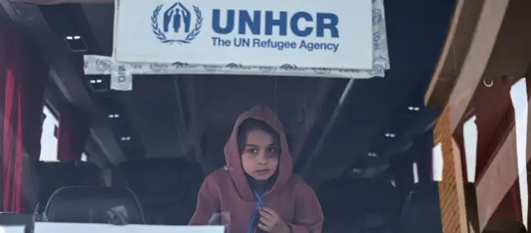 حافلة-تقل-لاجئين-سوريين-خلال-رحلة-عودتهم-من-لبنان