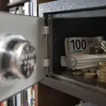 سَرَق مبلغ 300 ألف دولار في طرابلس ولاذ بالفرار