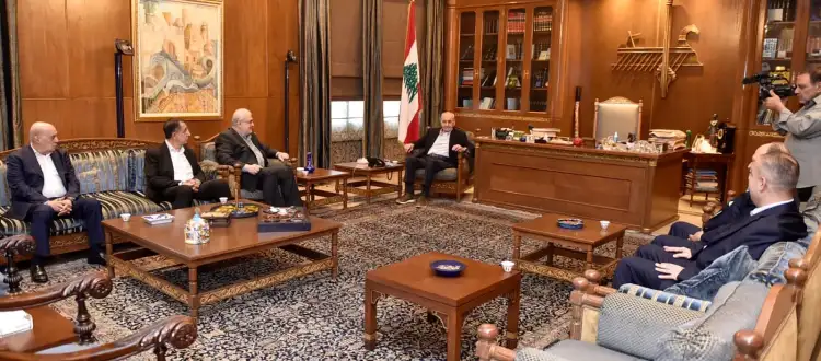رئيس-البرلمان-اللبناني-نبيه-بري-مستقبلاً-وفداً-من-حزب-الله