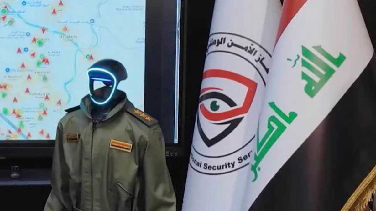 مرتدياً الزيّ الرسميّ… ضابط بالذكاء الاصطناعي يراقب الانتخابات العراقية