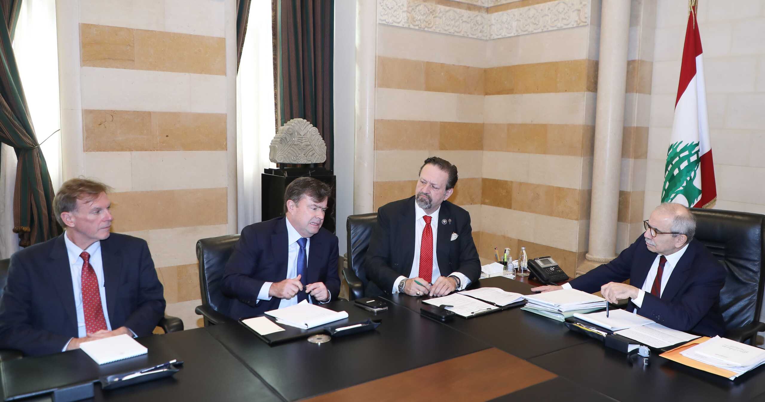 بالفيديو- وصول الوفد الأميركي المعني بمكافحة الإرهاب الى السرايا الحكوميّة