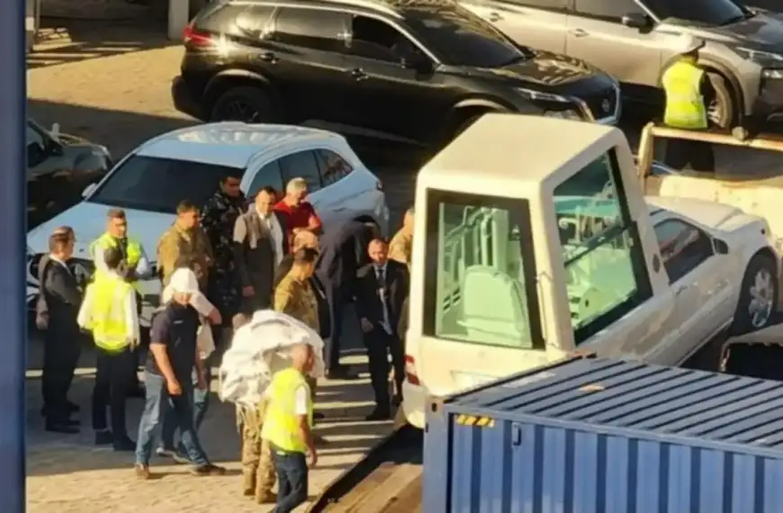 ما الذي يُمِّيز سيارة البابا لاوون الرابع عشر؟