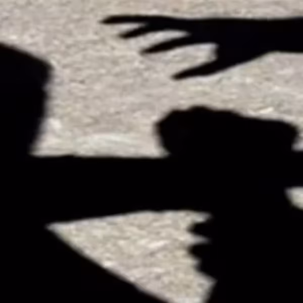 بالفيديو- عراك بالأيدي على طريق عام سدّ البوشرية