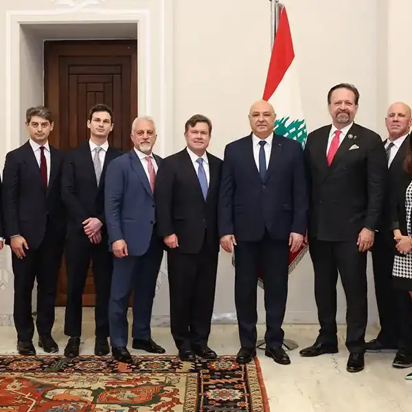 طريقان وثلاث شركات وصناديق لا تُفصِح عمّا تحمل:…