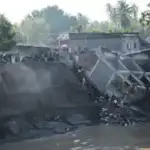 بالصور- فيضانات إندونيسيا: ارتفاع حصيلة القتلى إلى 303 أشخاص