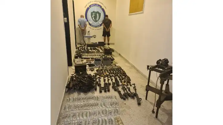 توقيف شخصَين ومصادرة أسلحة داخل مشغل في حارة حريك