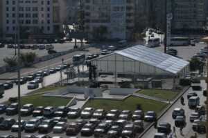 بالصورة-نصب خيمة للقاء البابا مع المرجعيّات الاسلاميّة