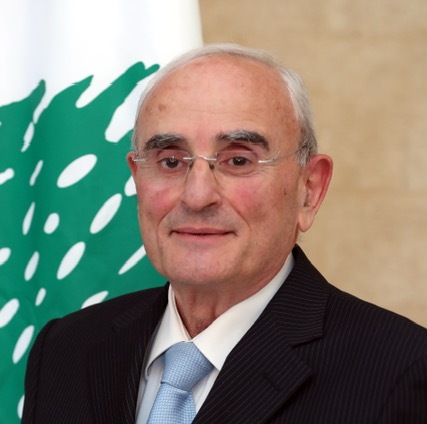 وزير الدفاع يؤجّل تسريح كلّ العسكريين من كلّ الرتب