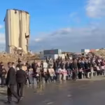 موكب البابا لاوون الرابع عشر يشق طريقه بين الحشود باتجاه موقع الانفجار في مرفأ بيروت