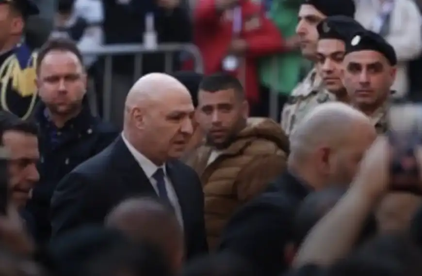 وصول الرئيس عون واللبنانية الأولى إلى واجهة بيروت…