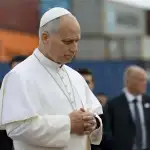 الباب يتوجّه الى طائرته بعد مراسم الوداع