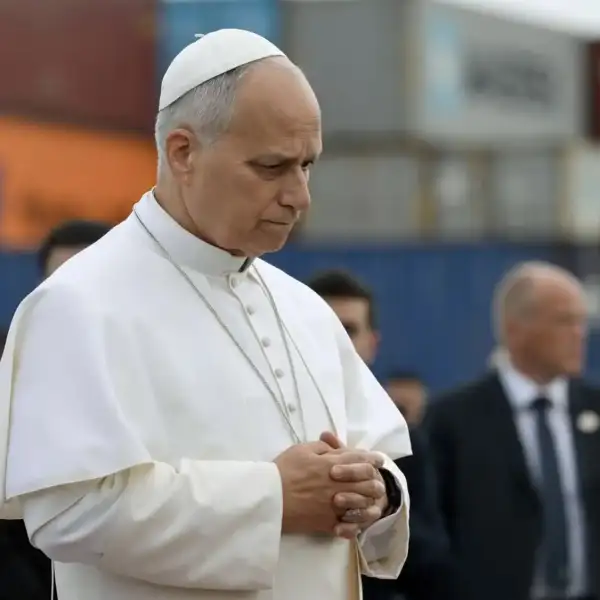 الباب يتوجّه الى طائرته بعد مراسم الوداع