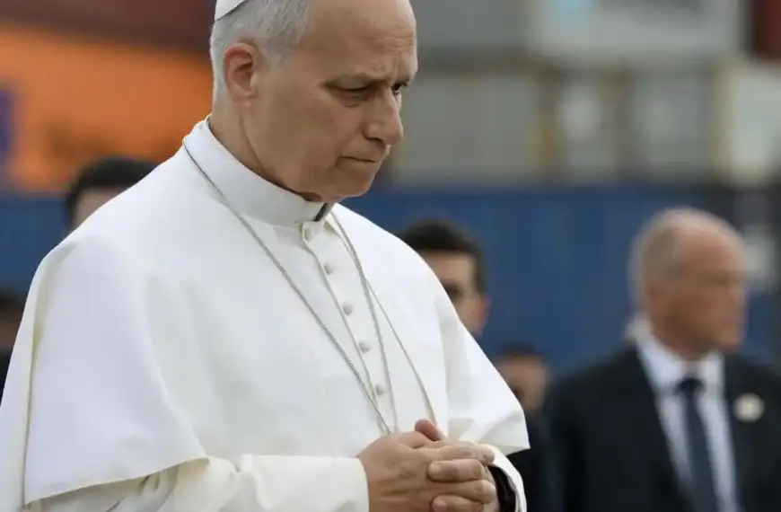 الباب يتوجّه الى طائرته بعد مراسم الوداع