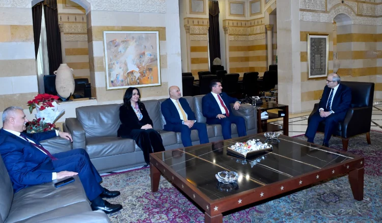 سلام هنأ بالميلاد وعرض مع موفد نظيره العراقي المساهمة في اعادة الاعمار