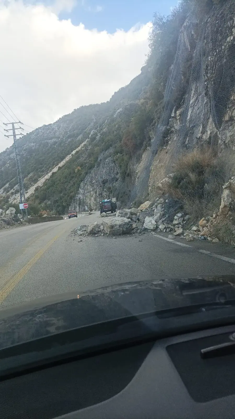 انهيار صخور على طريق تنورين يغلق جزءاً منها