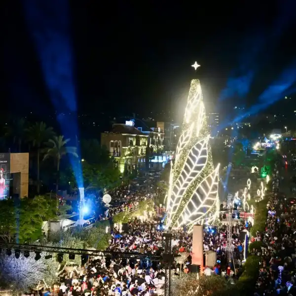 بالصور- بلدية جبيل تُضيء مغارة الميلاد وزينة العيد