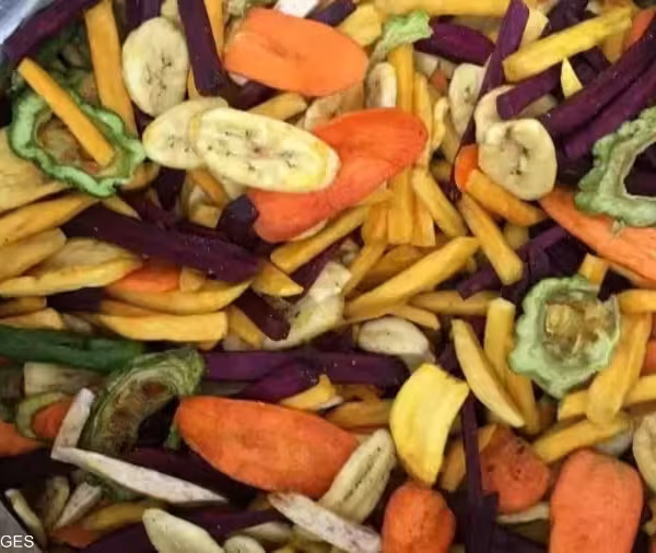 منها الخضروات المقرمشة.. ٦ أطعمة تبدو صحية لكنها…