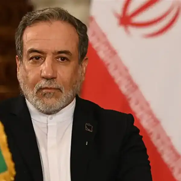 عراقجي يردّ على رجّي: موقفك يُثير التساؤلات