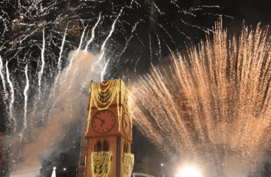 إضاءة الزينة والألعاب النارية تحت المطر… فرحة الميلاد…