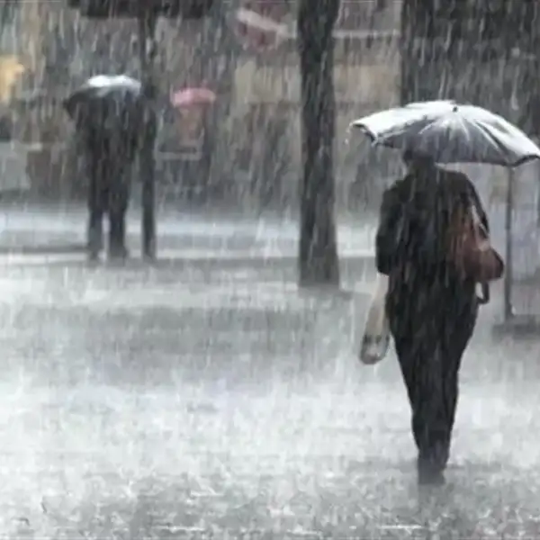 أمطار متفرقة تشتد غزارتها أحياناً مع برق ورعد…