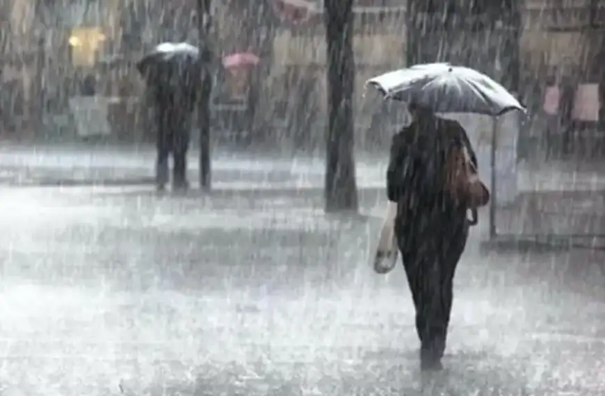 أمطار متفرقة تشتد غزارتها أحياناً مع برق ورعد…