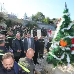 بالصور- شجرة ميلادية على عمق ٣٠ متر في مغارة قبالة شاطئ العقيبة