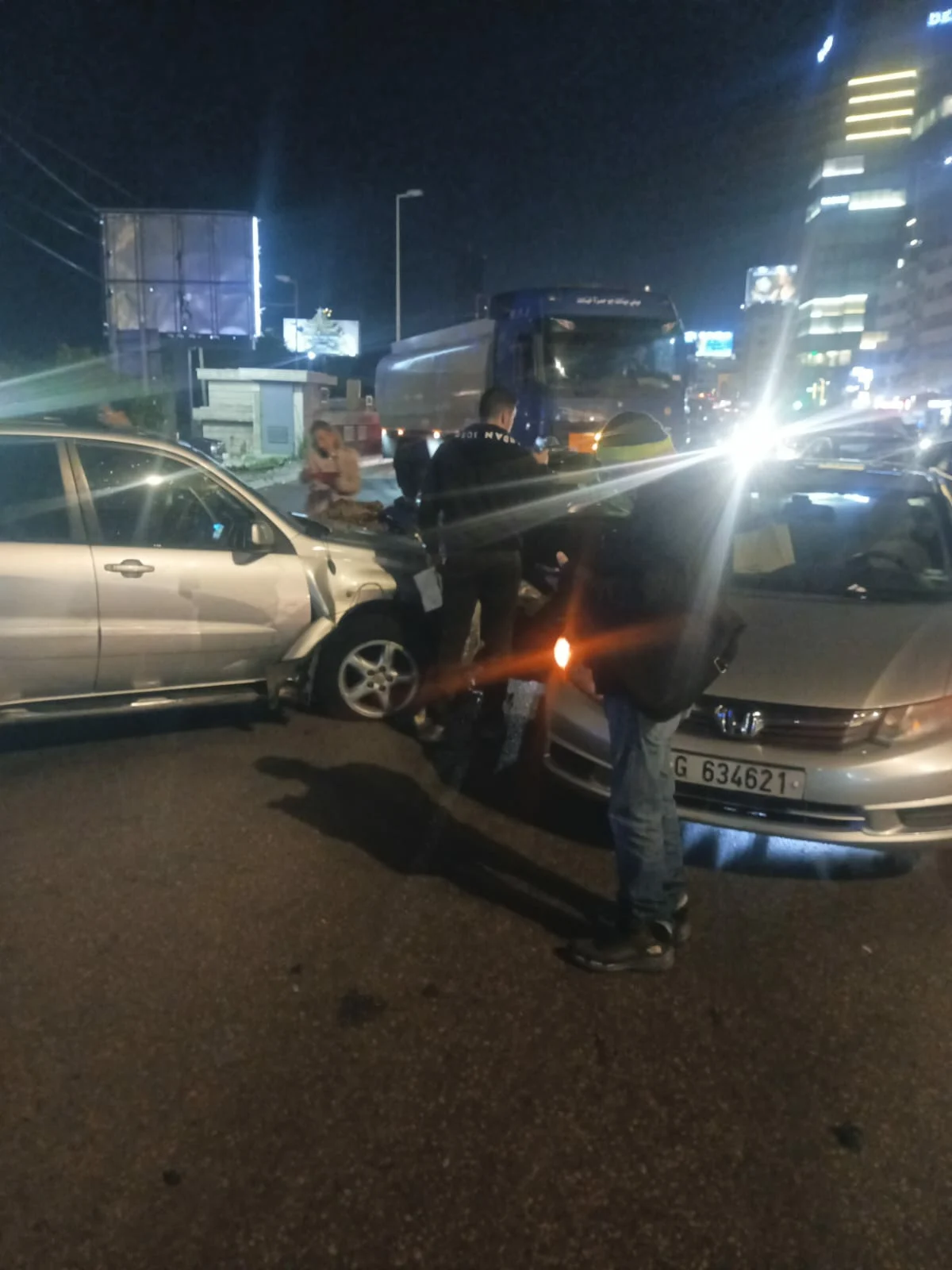 بالصورة- تصادم بين ٦ مركبات على جسر أنطلياس